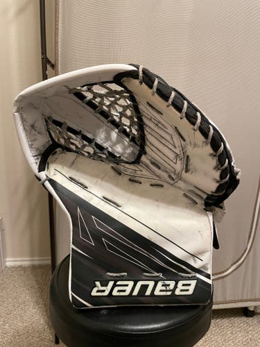 Used Regular Bauer Supreme 1S Glove Black/White