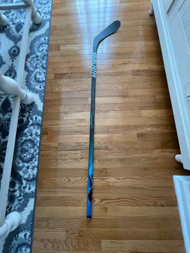 Intermediate Right Handed P28 Nexus Geo Hockey Stick
