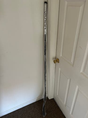 Senior Right Handed P28 Pro Stock Vapor Hyperlite Hockey Stick