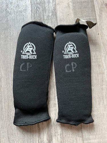 D3-1 Used Youth Black Tiger Rock Sparring Shin Guards OA4