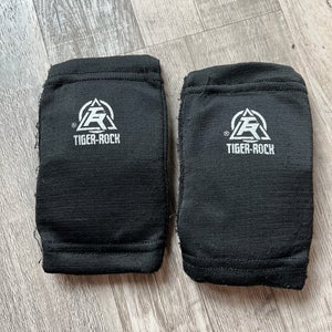 Used Youth Black Tiger Rock Sparring Elbow Pads A R3 S4 L1