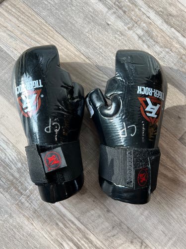 A1-2 Used Youth Medium Black Tiger Rock Sparring Hand Pads OA3