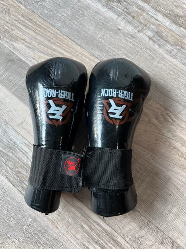 A2-1 Used Youth Black Tiger Rock Sparring Hand Pads OA5