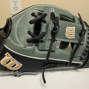 Brand New Wilson Infield A2000 Softball SuperSkin 12" Glove WBW10021012 Retail $299