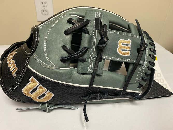 Brand New Wilson Infield A2000 Softball SuperSkin 12" Glove WBW10021012 Retail $299