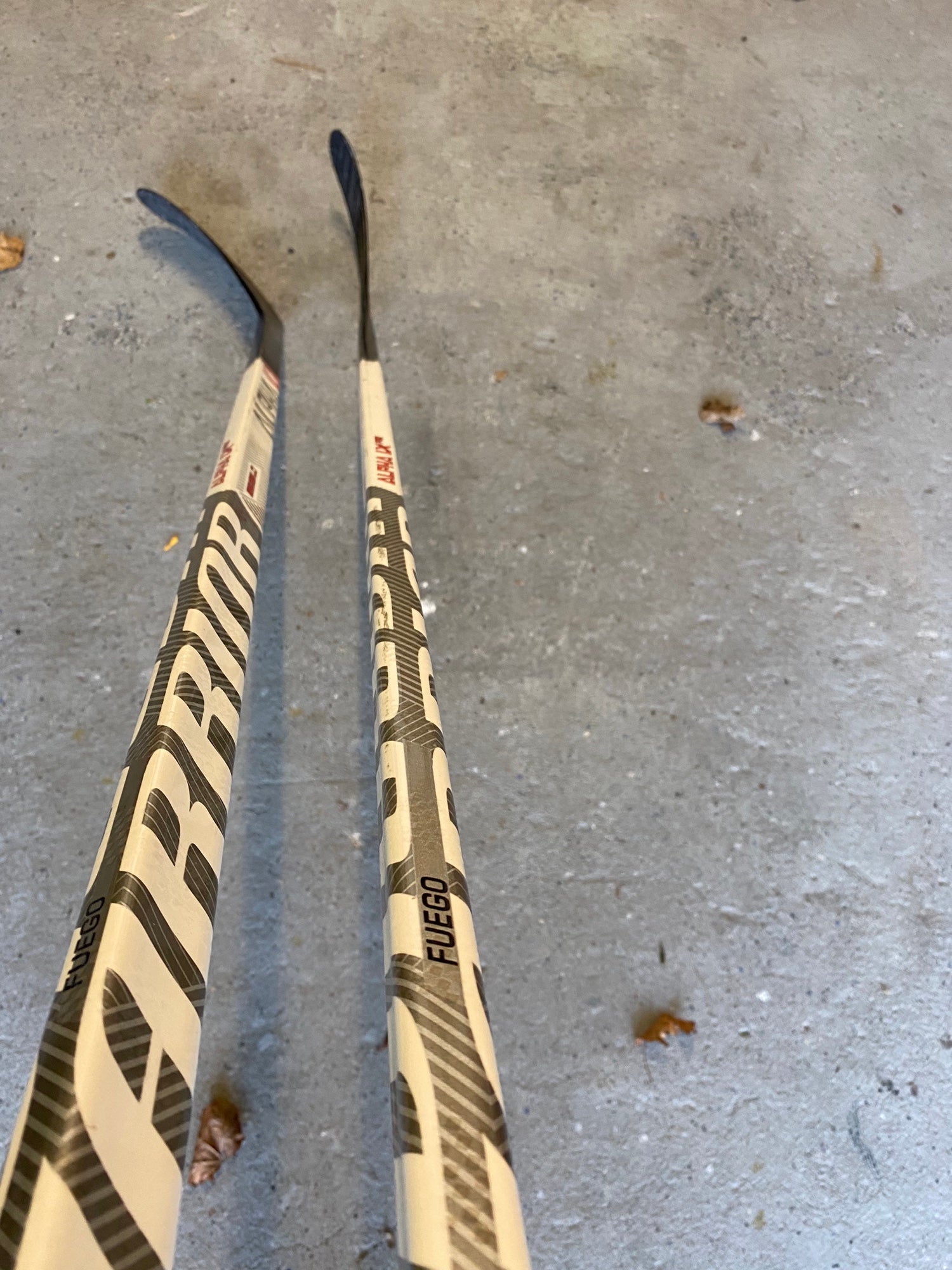 2 pack Warrior Alpha LX Pro (red Novium Pro dress) NHL Pro Stock - RH, 80  Flex, P28