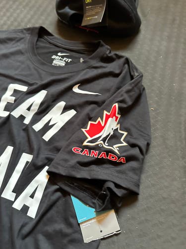 New Medium Nike Hockey Canada T shirt And Hat