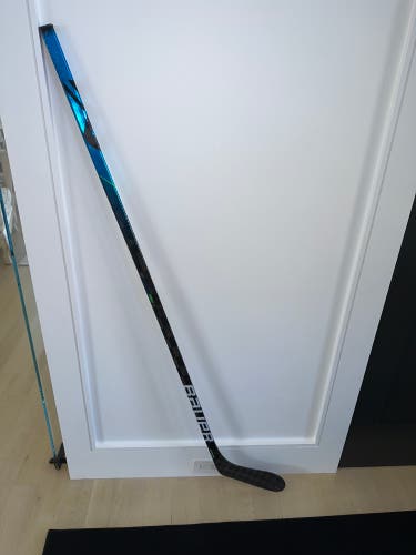 Senior Left Hand P28 70 Flex Nexus Geo Hockey Stick