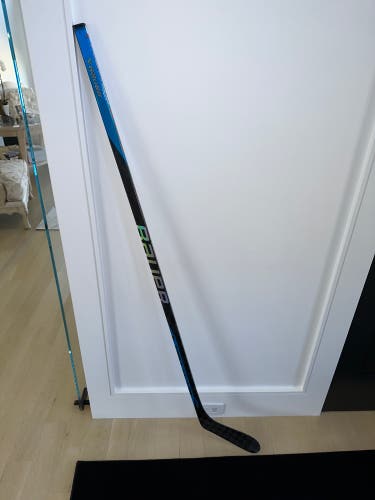 Senior Left Hand P28 70 Flex Nexus Sync Hockey Stick