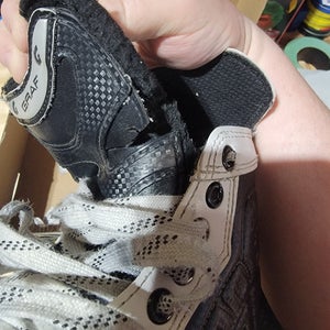 Junior Used Graf Supra 370 Hockey Skates Regular Width Size 1