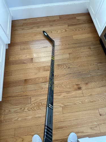 Bauer P28 87 Flex Supreme 2S Pro Hockey Stick