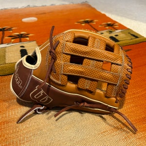 New Without Tags 2022 Wilson A2000 SR32 Fastpitch Softball Glove 12"
