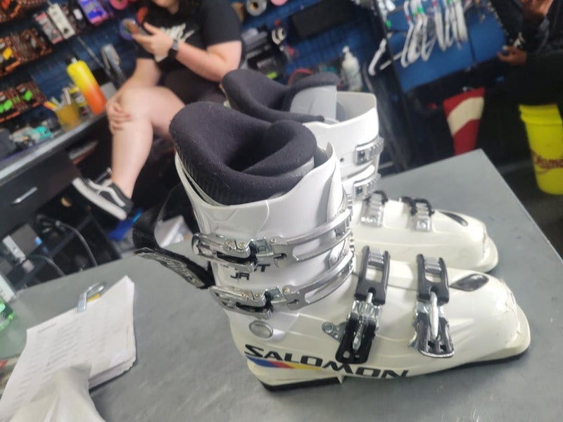 Used Salomon Jr 250 - M07 - W08 Boys Downhill Ski Boots SidelineSwap