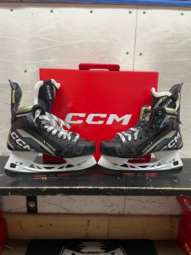 New CCM Wide Width  Size 8 Tacks ASV Hockey Skates