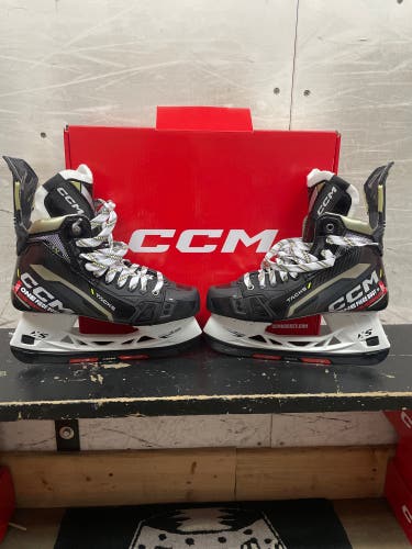 New CCM Regular Width  Size 7.5 Tacks ASV Hockey Skates