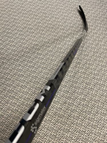CCM Trigger 7 50 Flex P29 curve right hand stick