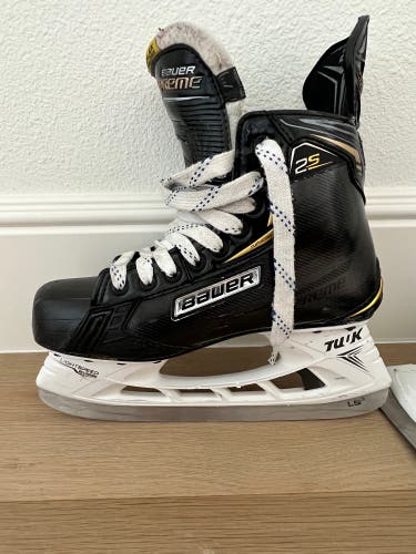 Used One Men’s League Season Bauer Regular Width Size 7 Supreme 2S Hockey Skates