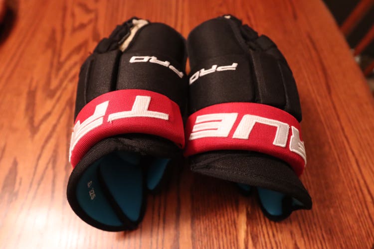 Pro Stock Used Arizona Coyotes True Pro 4-Roll Gloves 13"