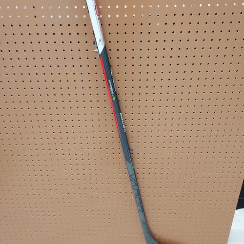 New Junior Bauer Right Handed Vapor Hyperlite Hockey Stick P28