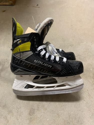 Junior Used Bauer Supreme 3S Hockey Skates 4.5
