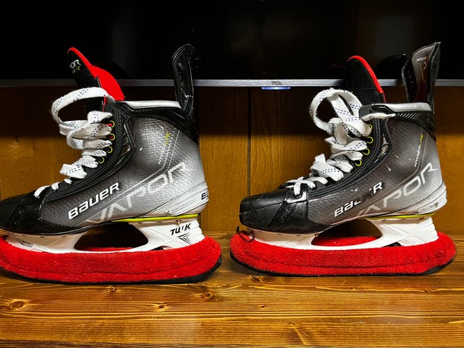 Used Bauer  Size 10 Vapor Hyperlite Hockey Skates
