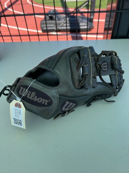 Used Wilson A2000 Right Hand Throw Infield Baseball Glove 11.5"