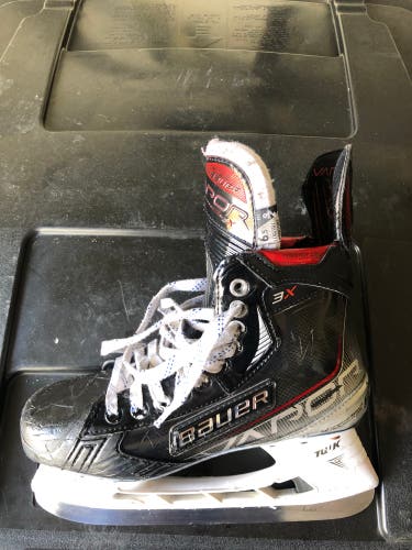 Intermediate Bauer Size 6.5 Vapor 3X Hockey Skates