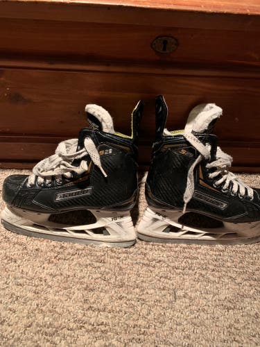 Used Bauer Regular Width  Size 2 Supreme S29 Hockey Skates