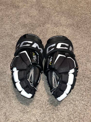 CCM AS-V Pro gloves