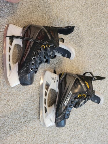 Youth Used Bauer Supreme 160 Hockey Skates Regular Width Size 1.5