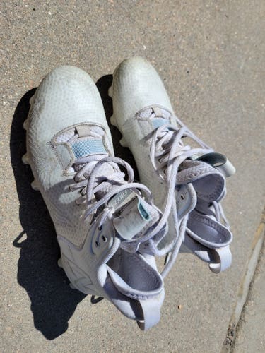 White Youth Used Molded Cleats New Balance Low Top Freeze