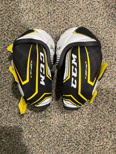Used Small CCM Tacks 5092 Elbow Pads