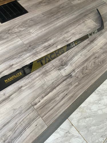 Brand New Senior RH P29 CCM Tacks AS-V PRO Stick 70 Flex