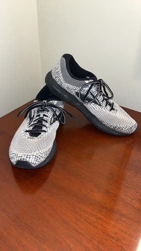 Women’s Brooks Revel 3 mesh athletic running shoes - size 10.5