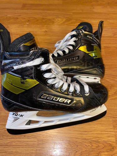 Used Bauer Regular Width  Size 8 Supreme matrix Hockey Skates