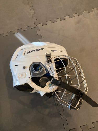 Used Medium Bauer Re-Akt 150 Helmet