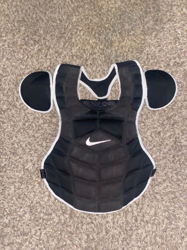 Nike Chest Protector 17 in.