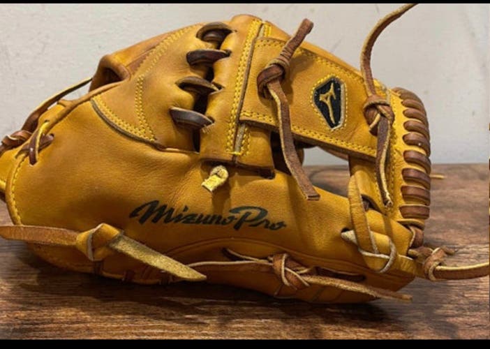 Used Right Hand Throw 11.75" Pro Limited Edition Baseball Glove