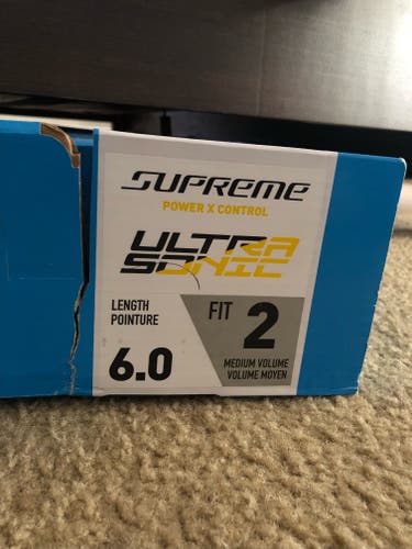 Intermediate Bauer Supreme UltraSonic Fit 2 Hockey Skates Size 6