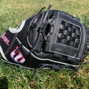 New 2023 Wilson Right Hand Throw Pitcher's A2000 Softball Glove 12"
