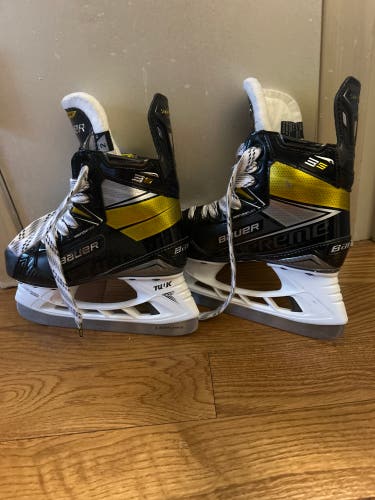 Gently Used Bauer Regular Width Size 2 Supreme 3S Hockey Skates