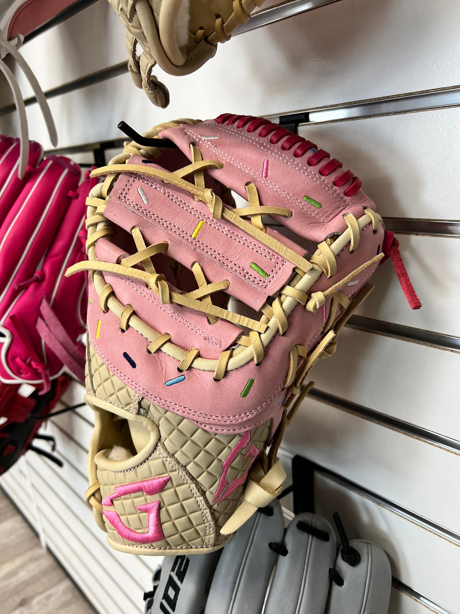 Worth STM1000 10 Pattern Girls Softball Glove Storm FastPitch Pink Black