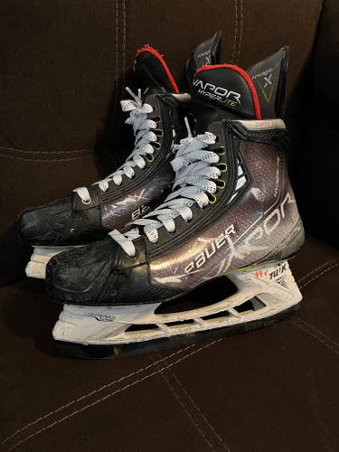 Senior Used Bauer Vapor Hyperlite Hockey Skates Regular Width Size 10.5