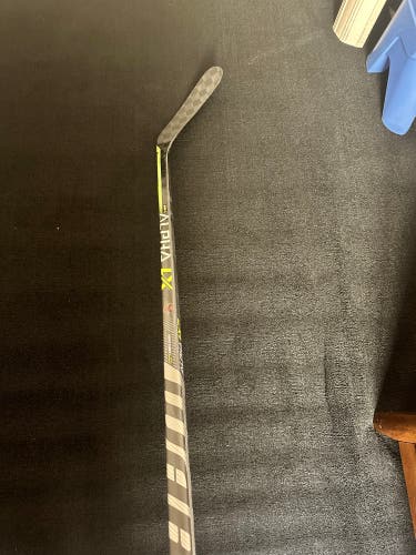 Senior Right Handed Mid Pattern Alpha LX Pro Hockey Stick