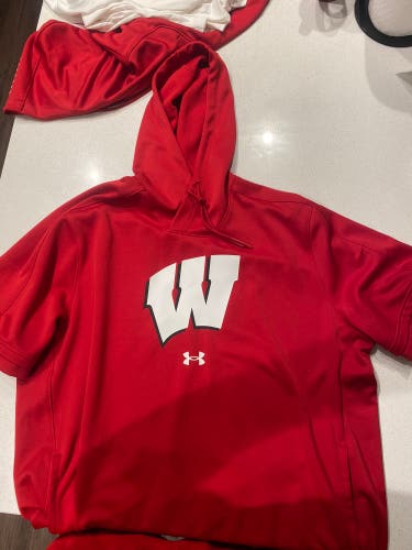Men's Wisconsin Under Armour Short Sleeve Sweatshirt