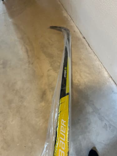 New Bauer Right Handed Vapor Hyperlite Hockey Stick P92M Pro Stock