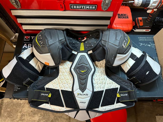 Ccm Ultra Tacks Pro Stock Shoulder Pads Large