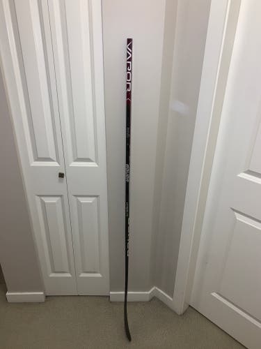 Senior Right Handed P28M Pro Stock Vapor Hyperlite Hockey Stick