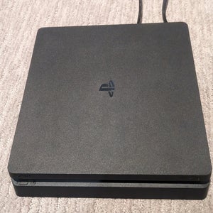 Sony Play Station 4 (INCLUDES 2 CONTROLLERS)