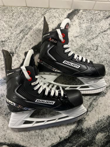 New Bauer Regular Width  Size 4 Vapor X3.5 Hockey Skates